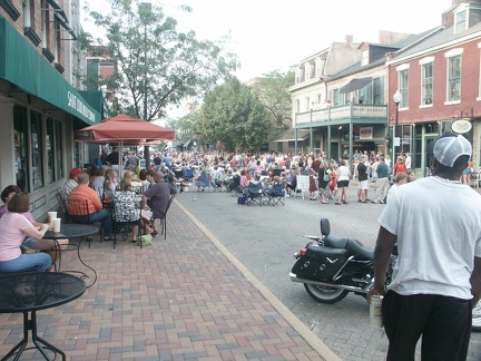 That's the free internet cafee on left with the green awning - St Louis Bread Co gets my Classy Vendor Award